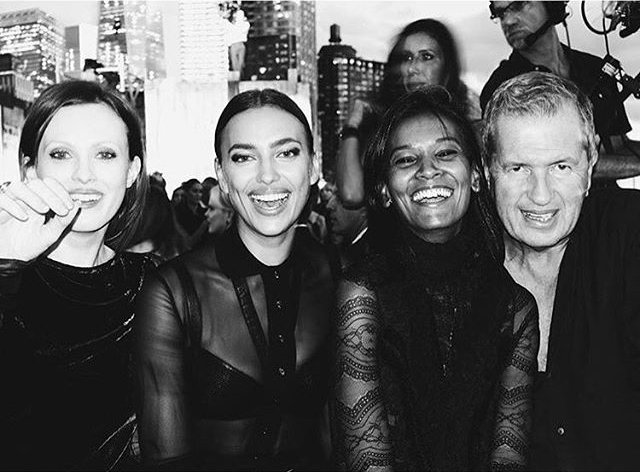 Строго, но сексуально: Ирина Шейк блистает на показе Givenchy